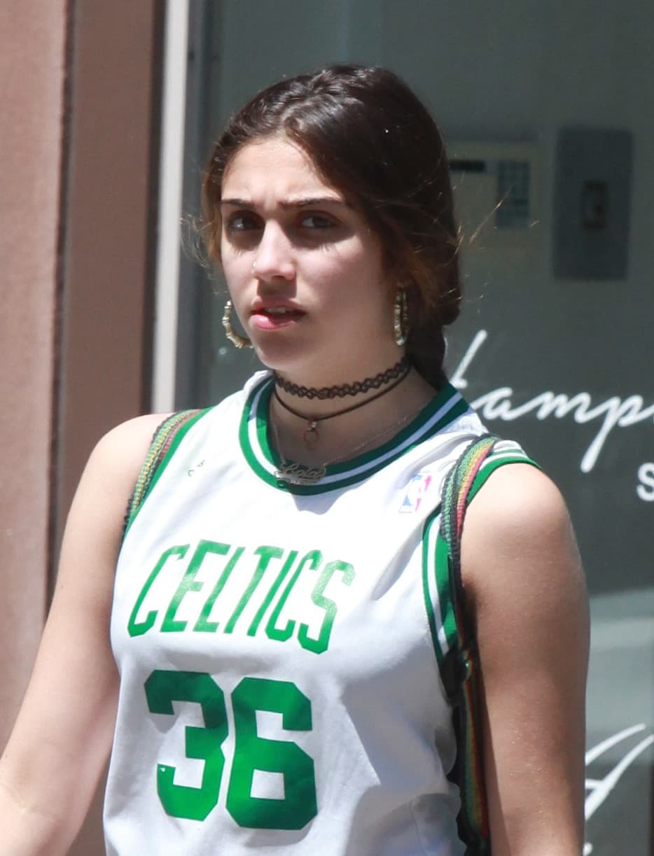 es imposible no voltearla a verla, pues cada vez se parece más a su madre.