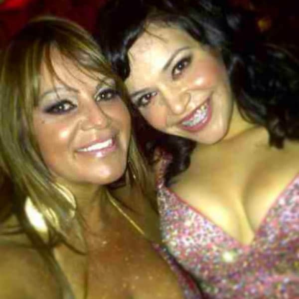 Jenni tenía gran parecido con ella, sobre todo sus ojos.