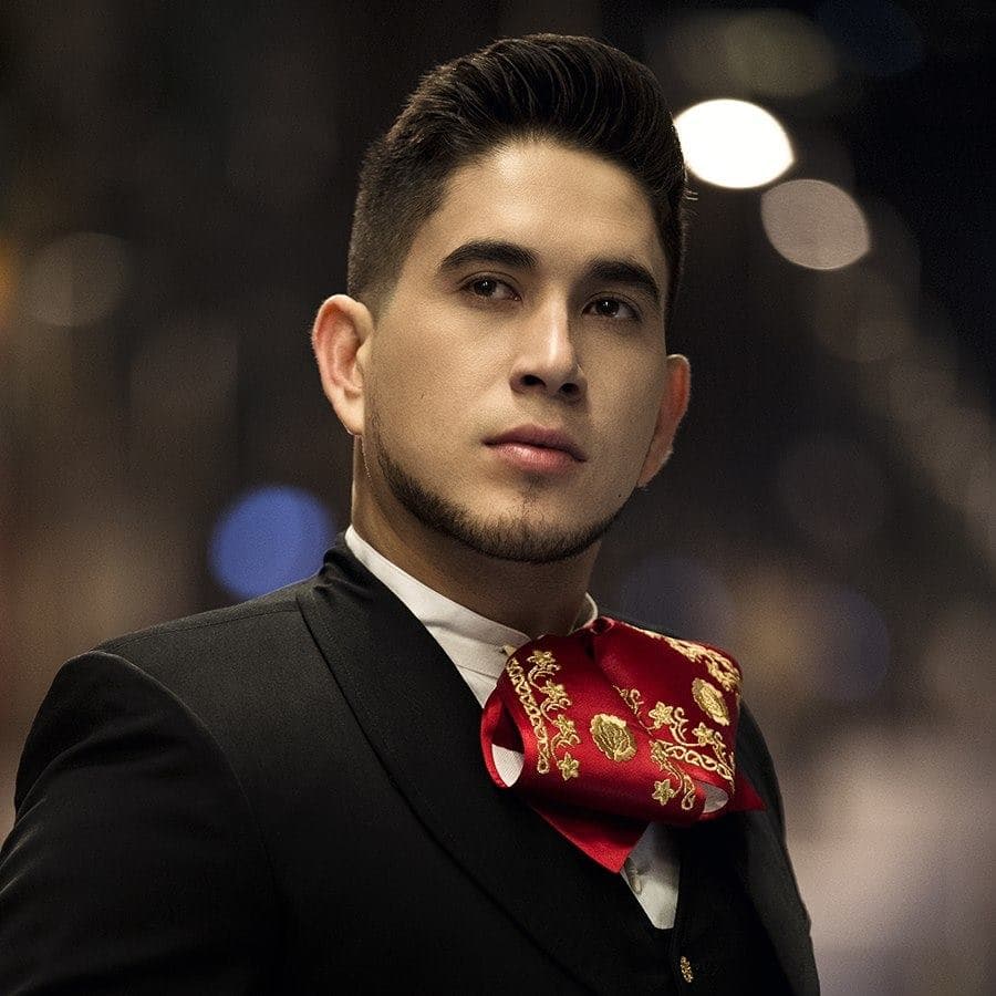 'El Bebeto' luce con orgullo y respeto el traje de charro, además le encanta montar a caballo y conquistar a las jovencitas a la manera tradicional mexicana, que es llevando serenata acompañado de un buen mariachi.