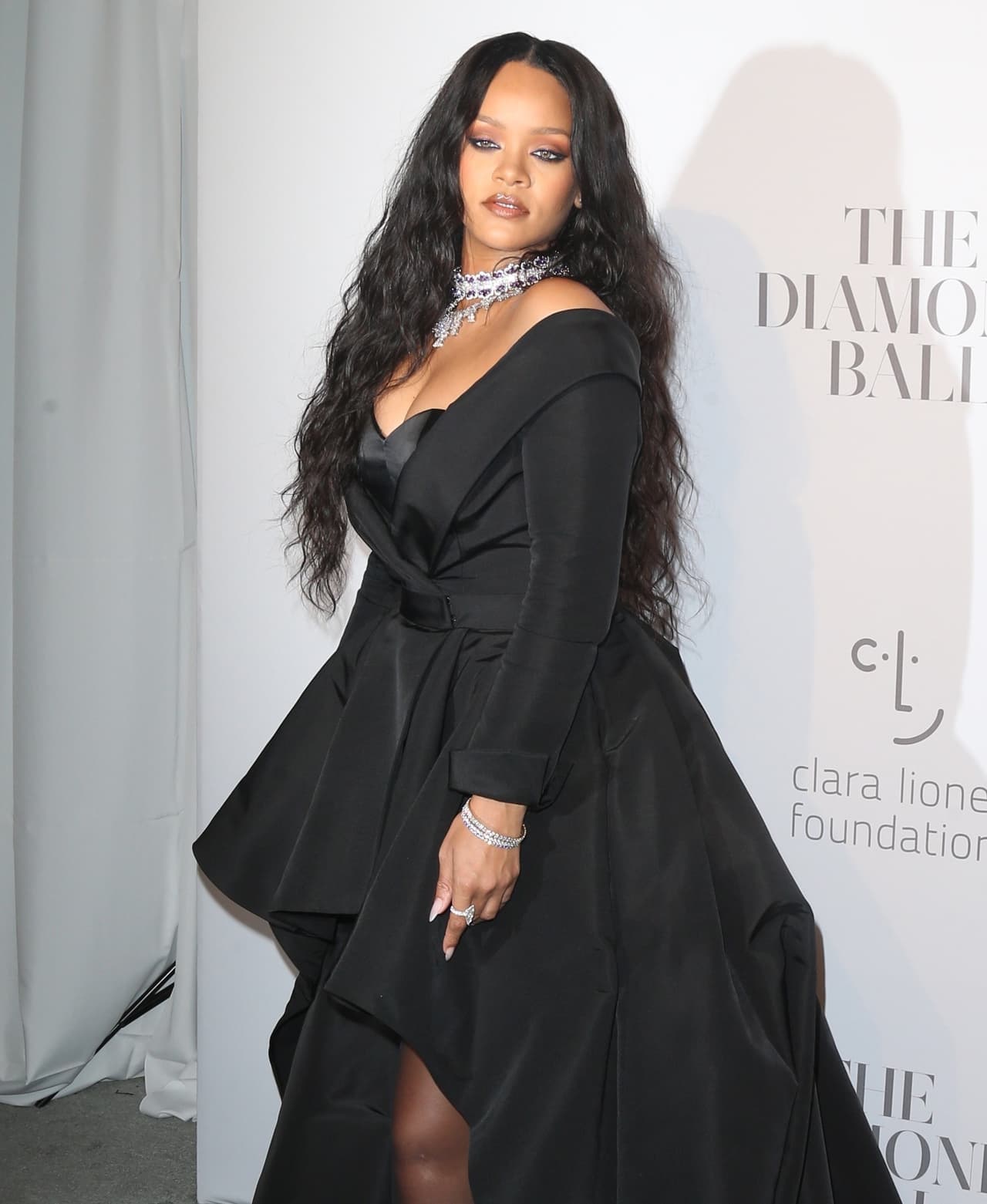 También lució una segunda gargantilla, así como dos anillos de diamantes y pulseras, mismos que pertenecen a la casa Chopard, pero son piezas de su colección High Jewellery.