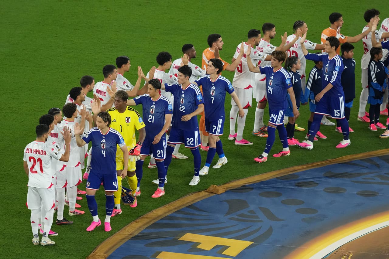 Jugadores de Japón y Túnez se dan la mano antes de su partido de fútbol del Grupo F de la Copa Mundial en Guadalupe, cerca de Monterrey, México, el sábado 20 de junio de 2026.