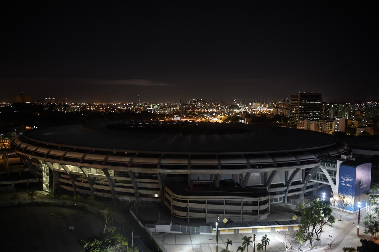 El Estadio Maracaná entre la oscuridad de la ciudad de Río de Janeiro, Brasil.