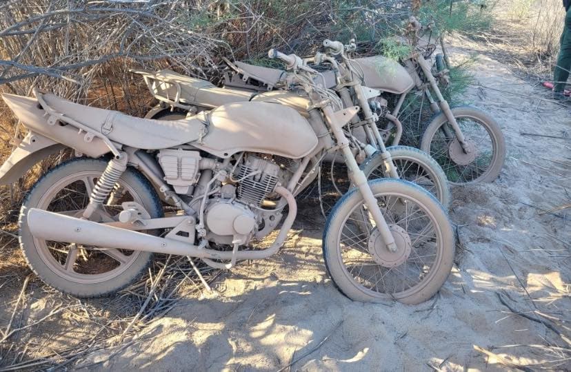 Descubrieron cinco motos todoterreno que fueron pintadas con aerosol de color marrón y puestas en escena por sospecha de actividad ilegal cerca de la frontera internacional. También arrestaron a cuatro indocumentados.