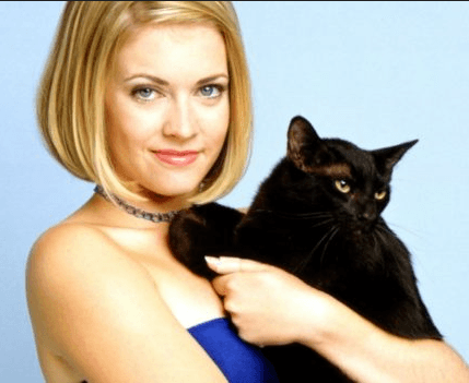Melissa Joan Hart fue 'Sabrina la bruja adolescente' y tuvo gran popularidad en la década con las aventuras que vivía junto con su inteligente gato llamado 'Salem'.