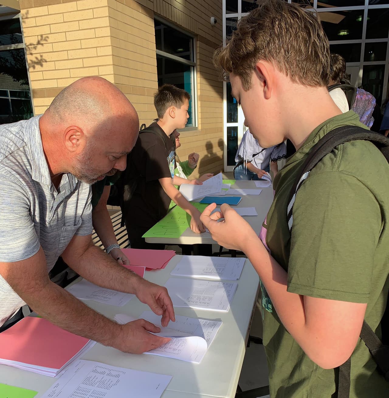 ¿Mi aula? Profesores guiaban a los alumnos con sus horarios y aulas en 
<b>Butler Middle</b>.