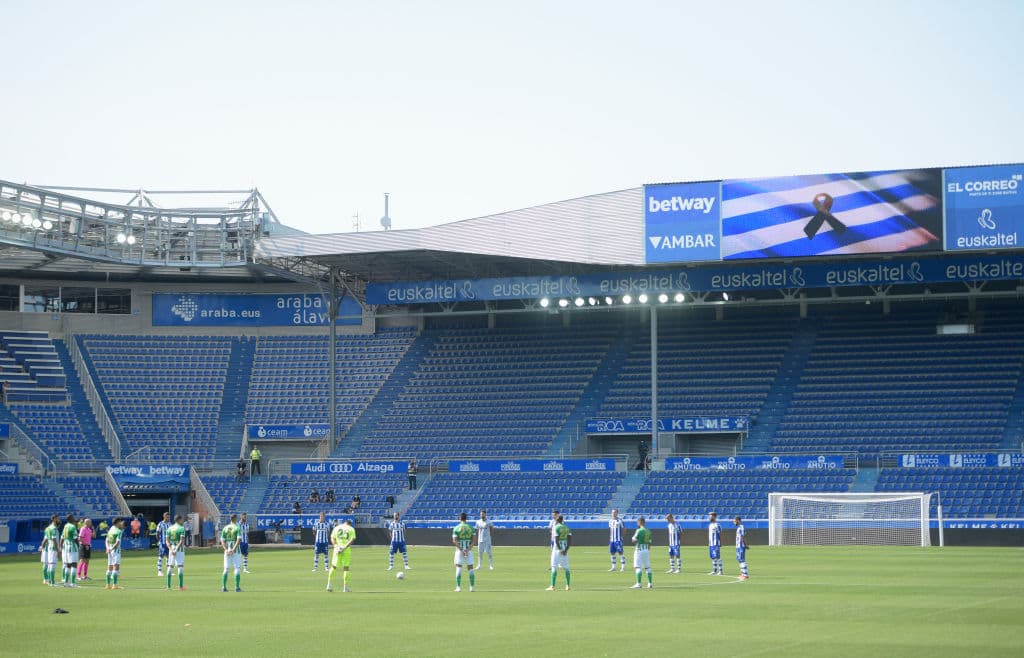 Jugadores guardan un minuto de silencio por las víctimas del COVID-19.
