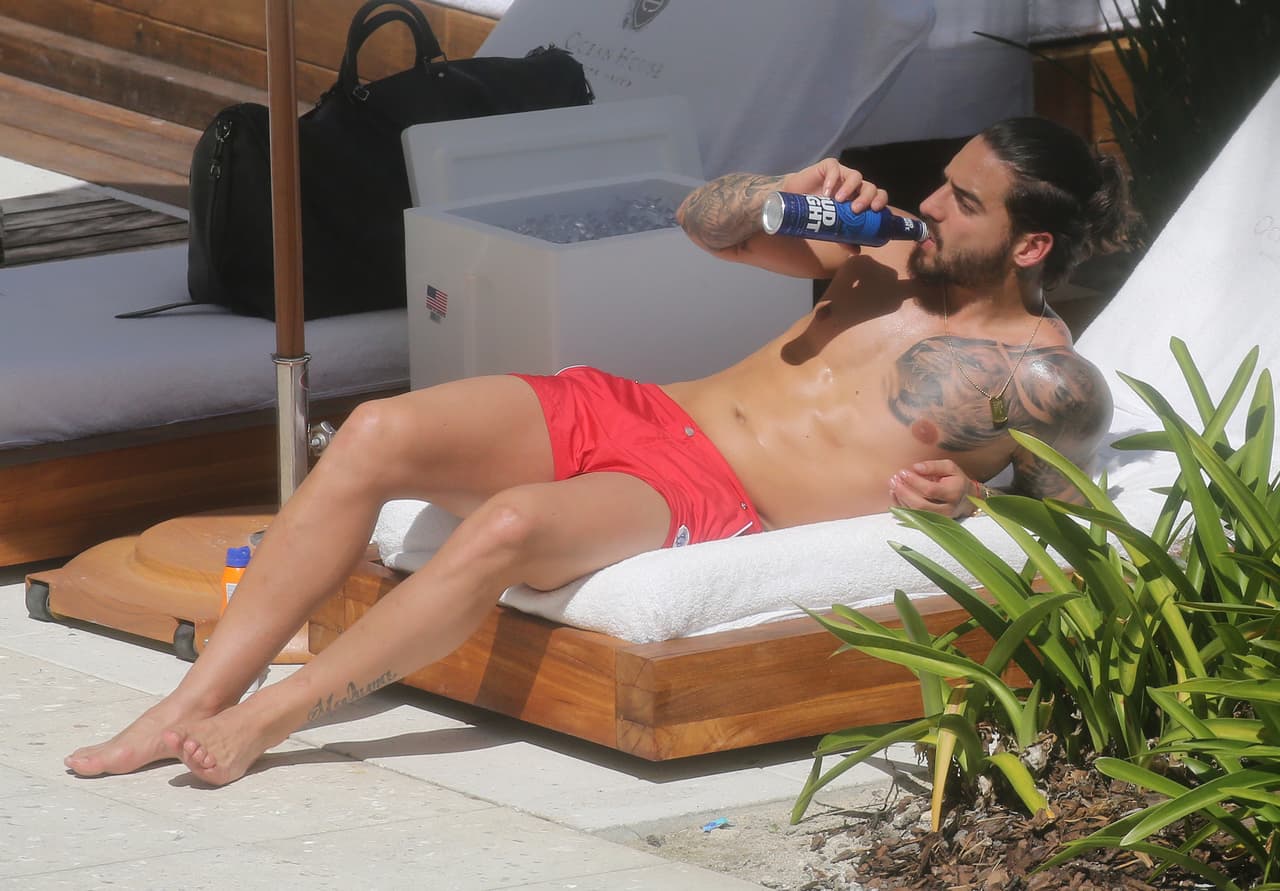 Temprano en la tarde, el cantautor colombiano mitigó el calor de Miami con una Bud Light.