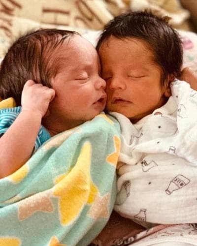 La salud del bebé siguió deteriorándose porque la meningitis no había desaparecido: sufrió hidrocefalia, neumonía, insuficiencia cardíaca y sus riñones también se vieron afectados.
<br>