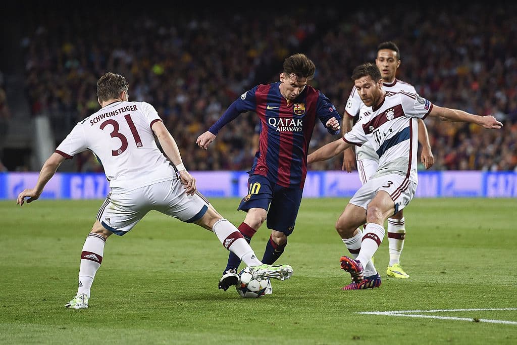 La recordada noche del seis de mayo del 2015, Barcelona se impuso 3-0 al Bayern en el Nou Camp en la semifinal de ida de la Champions 2014-15.
<br>El capitán albiceleste hizo dos goles, pero la magia y el recuerdo se mantienen en el segundo, tras un drible a Boateng que quedó sembrado en el césped. Aún busca su cadera el alemán.