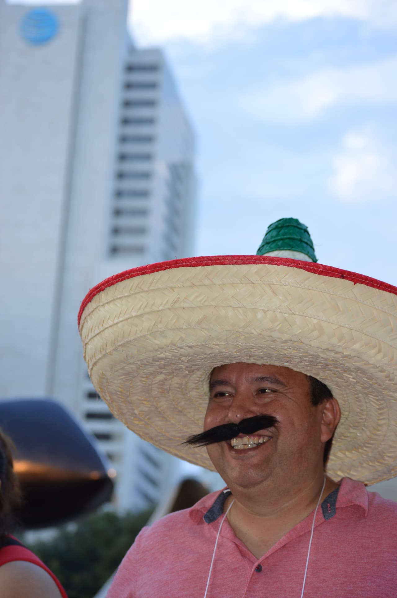 El tradicional bigote lució en muchos mexicanos....