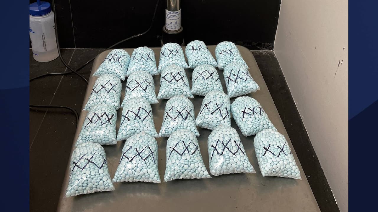 “Durante un registro del vehículo, el agente descubrió 
<b>más de 50 libras de metanfetamina y 5 libras de pastillas de <a href="https://www.univision.com/temas/fentanilo">fentanilo</a></b>, además de 
<b>una cantidad de cocaína</b> para uso personal”, publicó 
<a href="https://www.facebook.com/Ariz.DPS/posts/299089025587227" target="_blank">AZDPS en Faceook</a>.