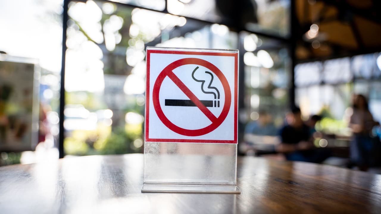 <h3 class="cms-H3-H3">Cómo reconocer las zonas libres de humo 🚭 </h3>Los letreros actualizados indicarán claramente 
<b>“No fumar ni vapear” (“No smoking or vaping”)</b>. 
<br>Si no hay señal visible, la recomendación es seguir la misma regla:
<b> evitar vapear en espacios cerrados y cerca de entradas.</b>