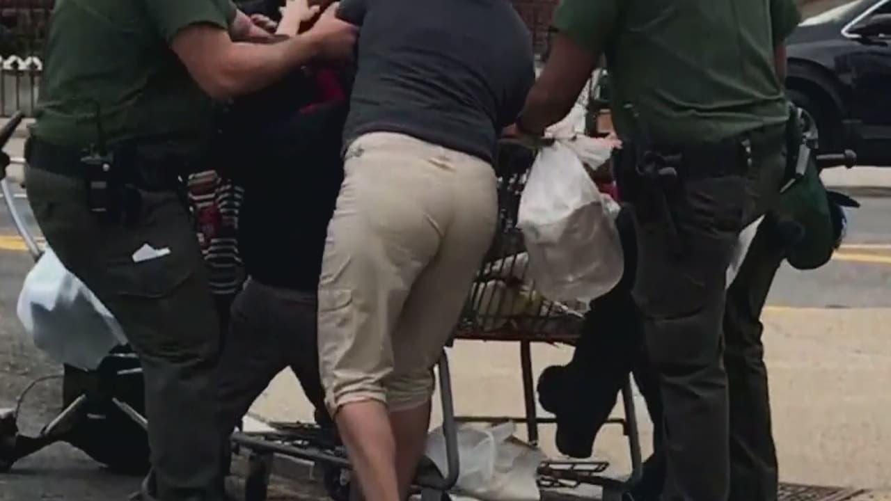 En un tenso intercambio, hispana enfrenta a policías para evitar que estos le quitaran el carro de comida a su madre