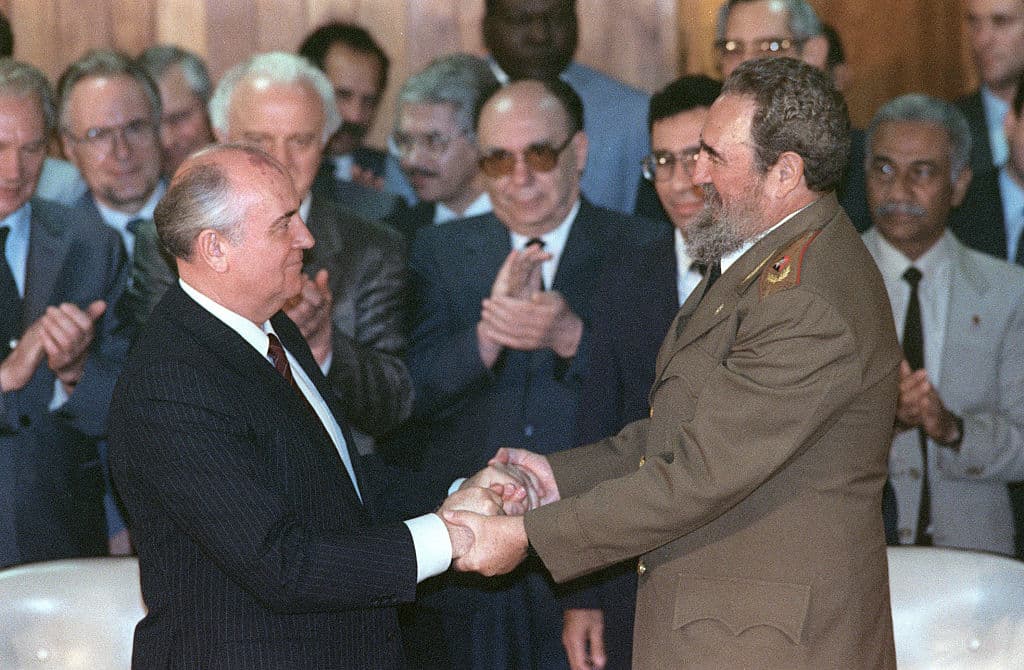 El exmandatario cubano Fidel Castro y el ex secretario general del Partido Comunista soviético Mikhail Gorvachev cuando en abril de 1989, en La Habana, firmaron el primer acuerdo de amistad y colaboración entre los dos países.