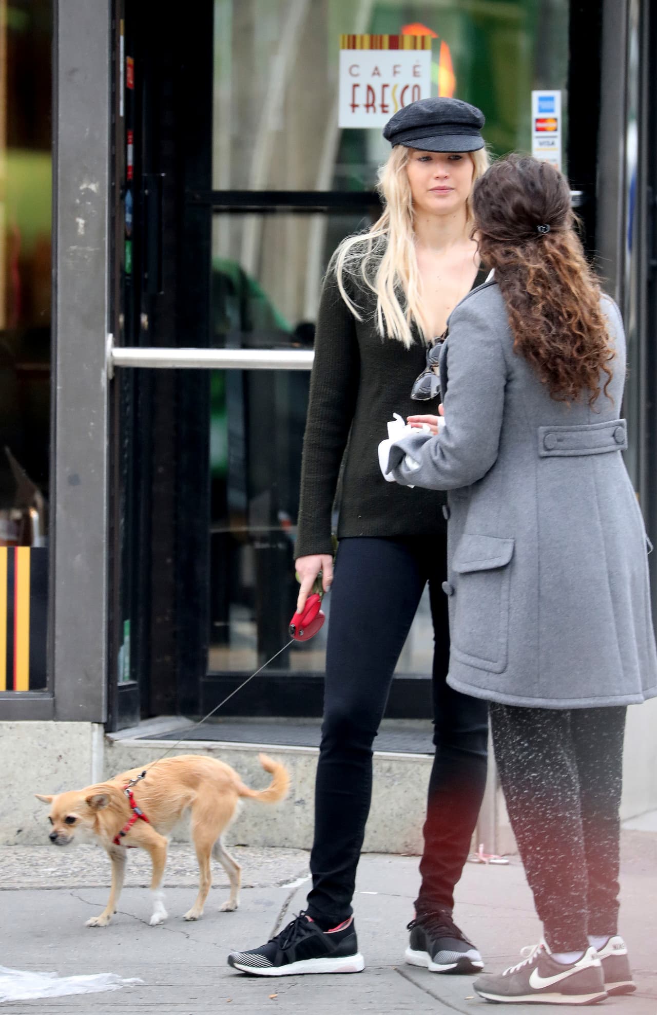 Así que más tarde regresó Jennifer a la calle, a pasear a su perrita.