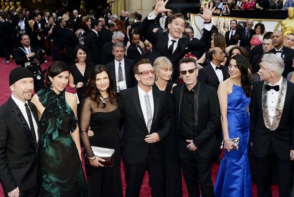 ¡Esta es buenísima!, Benedict Cumberbatch se propuso arruinar el paso del grupo U2, durante la alfombra roja en los Oscar 2014. Más videos de Chismes aquí.