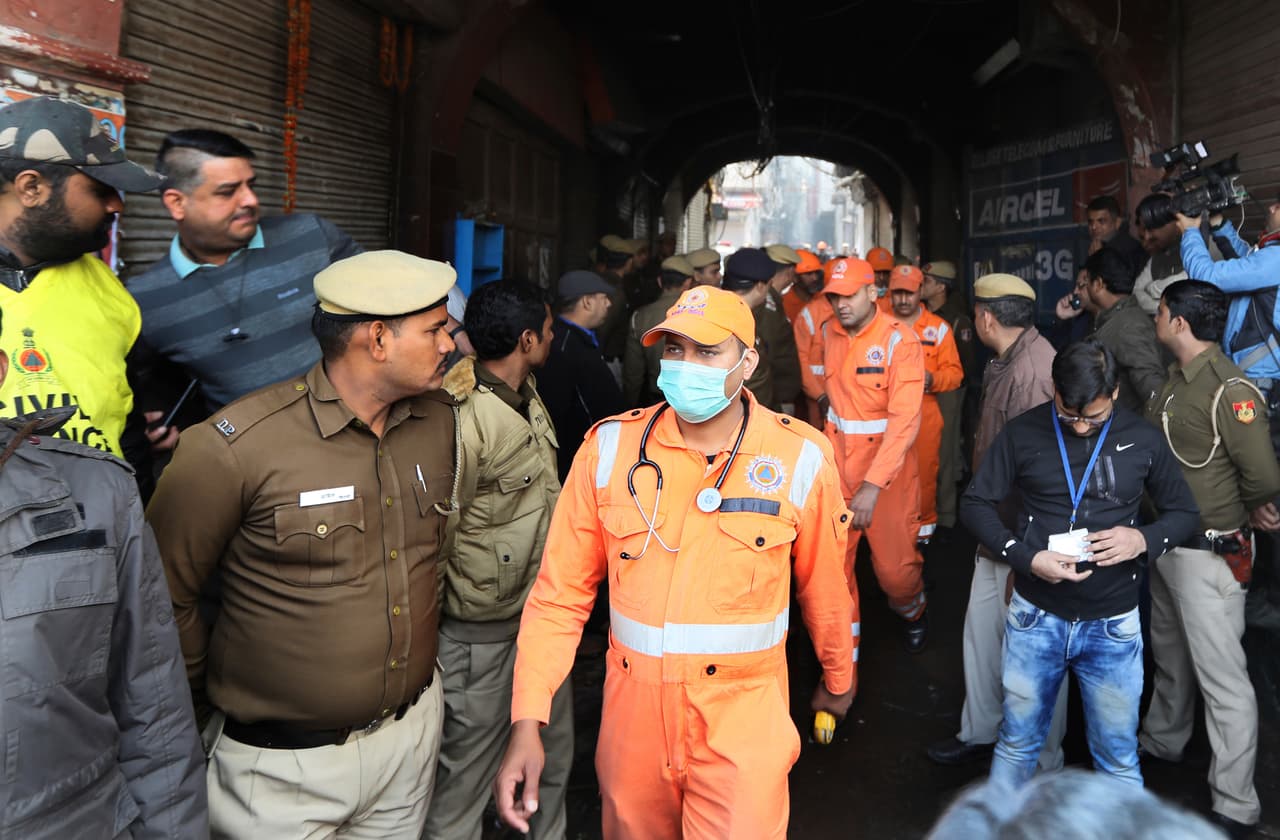 Mohammed Naushad, un vecino de la zona, dijo a la agencia AP que le despertaron los gritos de la gente cerca de las 4:30 de la madrugada. Salió a la calle y vio humo y llamas saliendo de un edificio cerca de Sadar Bazaar, el mercado al por mayor más grande de la ciudad para productos domésticos. La cuarta planta del edificio estaba envuelta en llamas y una planta más abajo vio “20 o 25 personas en el suelo”. “No sé si estaban muertas o inconscientes, pero no se movían”, dijo.