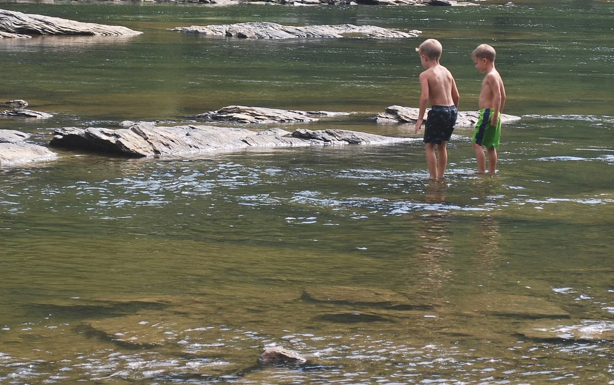 Bacterias y parásitos viven en algunos lagos de Texas: esto debes saber antes de meterte al agua