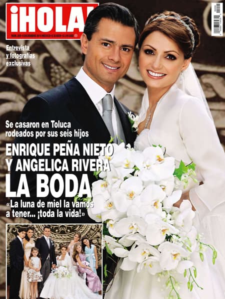 Un año más tarde, en 2010, los cambios en su dentadura eran evidentes. Así lució en las fotos oficiales de su boda con Enrique Peña Nieto, evento en el que tuvo la exclusiva la revista ¡Hola! México. 
<b><a href="https://www.univision.com/noticias/trending/angelica-muchas-gracias-por-todo-asi-hace-oficial-pena-nieto-su-divorcio-de-angelica-rivera" target="_blank">La pareja se divorció en 2019</a></b>.