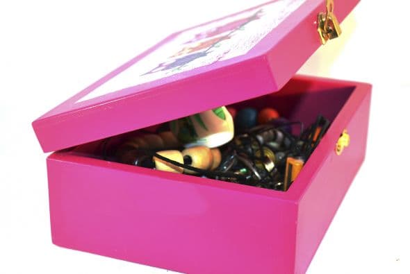 Hagan una cápsula del tiempo: Qué tal reunir las manualidades que hicieron y otros objetos para hacer una cápsula que abrirán dentro de un año. Aliéntalos a que escriban cartas para ellos mismos y así en el futuro reciban un divertido mensaje del pasado.