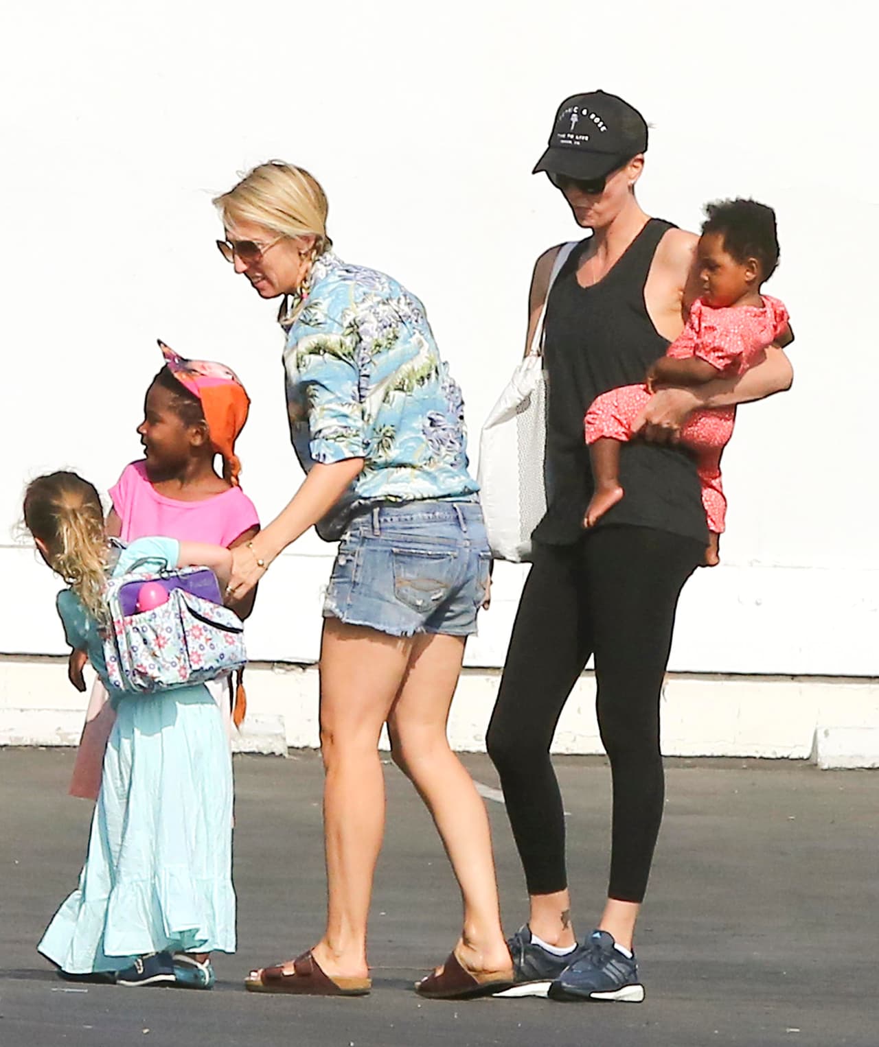 Charlize optó por un exclusivo 'baby gym' en Beverly Hills.