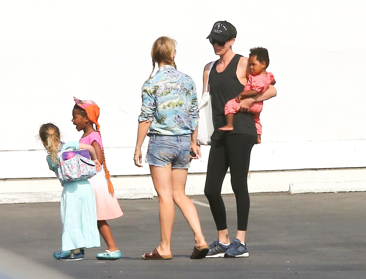 Charlize iba con leggings negros.