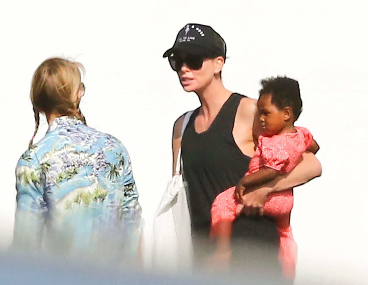 Mira a Charlize Theron en sus labores de mamá.