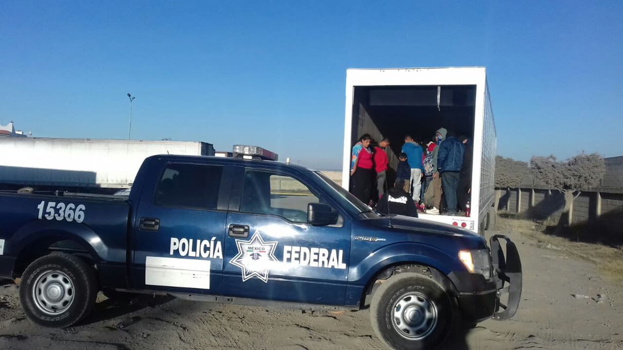 Encuentran otro camión abandonado en México con 29 inmigrantes centroamericanos, algunos desmayados