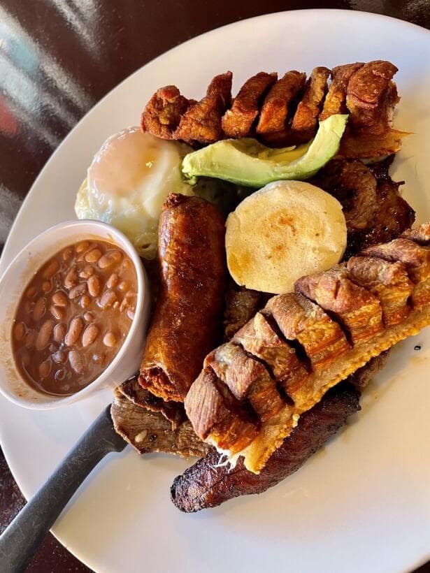 ¿Qué tal una bandeja paisa? ¿Un sancocho? ¿o quizá un Ajiaco? Para todo lo que sea 
<b><a href="https://www.univision.com/local/atlanta-wuvg/mejor-comida-colombiana-atlanta-2022-fotos">cocina colombiana,</a></b> Atlanta tiene un lugar para disfrutarla.