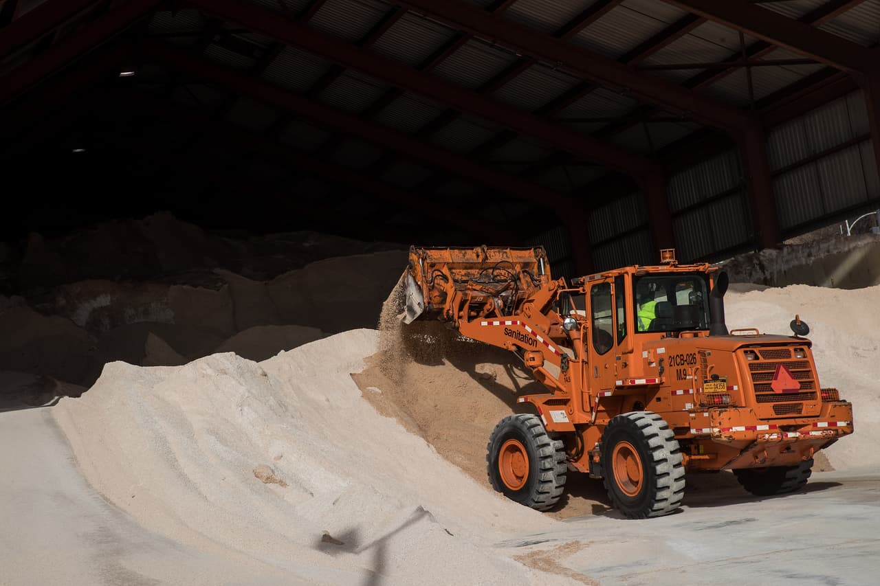 Trabajadores de la ciudad de Nueva York acumulan montañas de sal que se usa para despejar las vías que se verán afectadas por la ‘tormenta invernal’ que empezará la noche del miercoles.