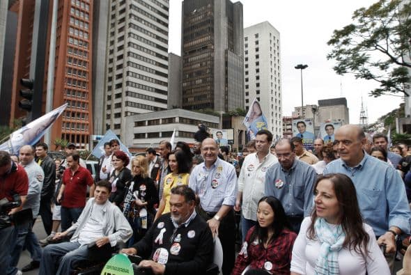 "Un segundo turno enfrentará a Dilma y Serra, pero la diferencia entre los dos es muy grande para cerrarla en un período corto de tiempo", comentó Souza sobre el plazo de cuatro semanas entre la primera y segunda vueltas.