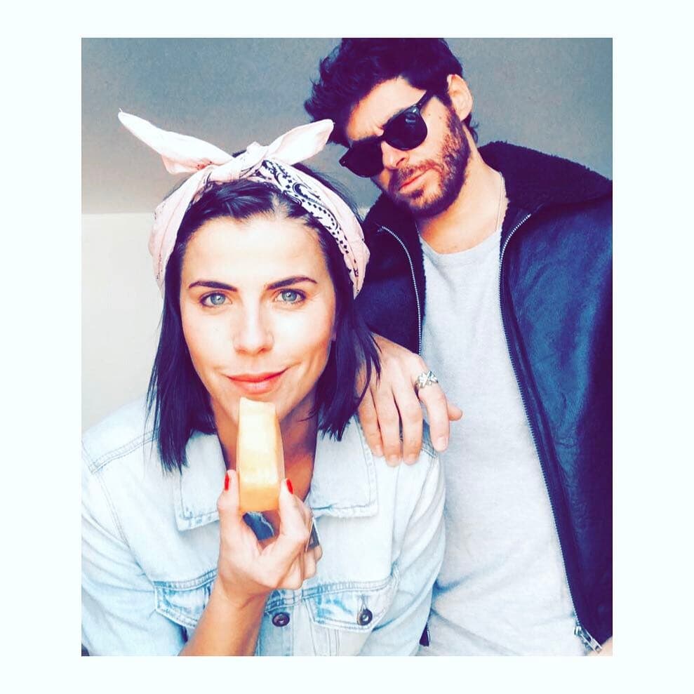 Los actores comparten gustos similares, como el hacer ejercicio para mantenerse en forma, así como los gatos y tienen uno que tratan como a su propio hijo.