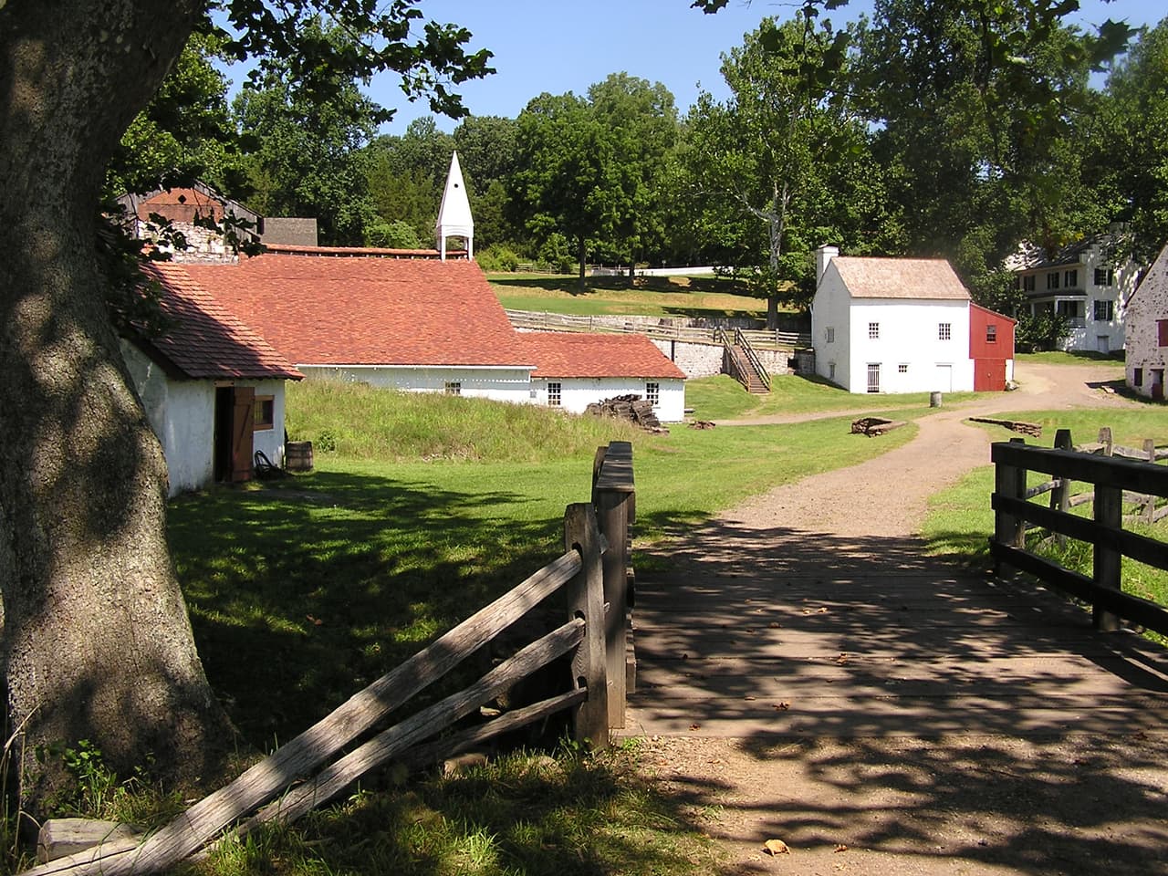 <b><a href="https://www.facebook.com/HopewellFurnaceNHS/" target="_blank">Hopewell Furnace National Historic Site</a></b>. Este sitio muestra un paisaje industrial estadounidense de la época de la colonia, desde la extracción de recursos naturales hasta la conservación.