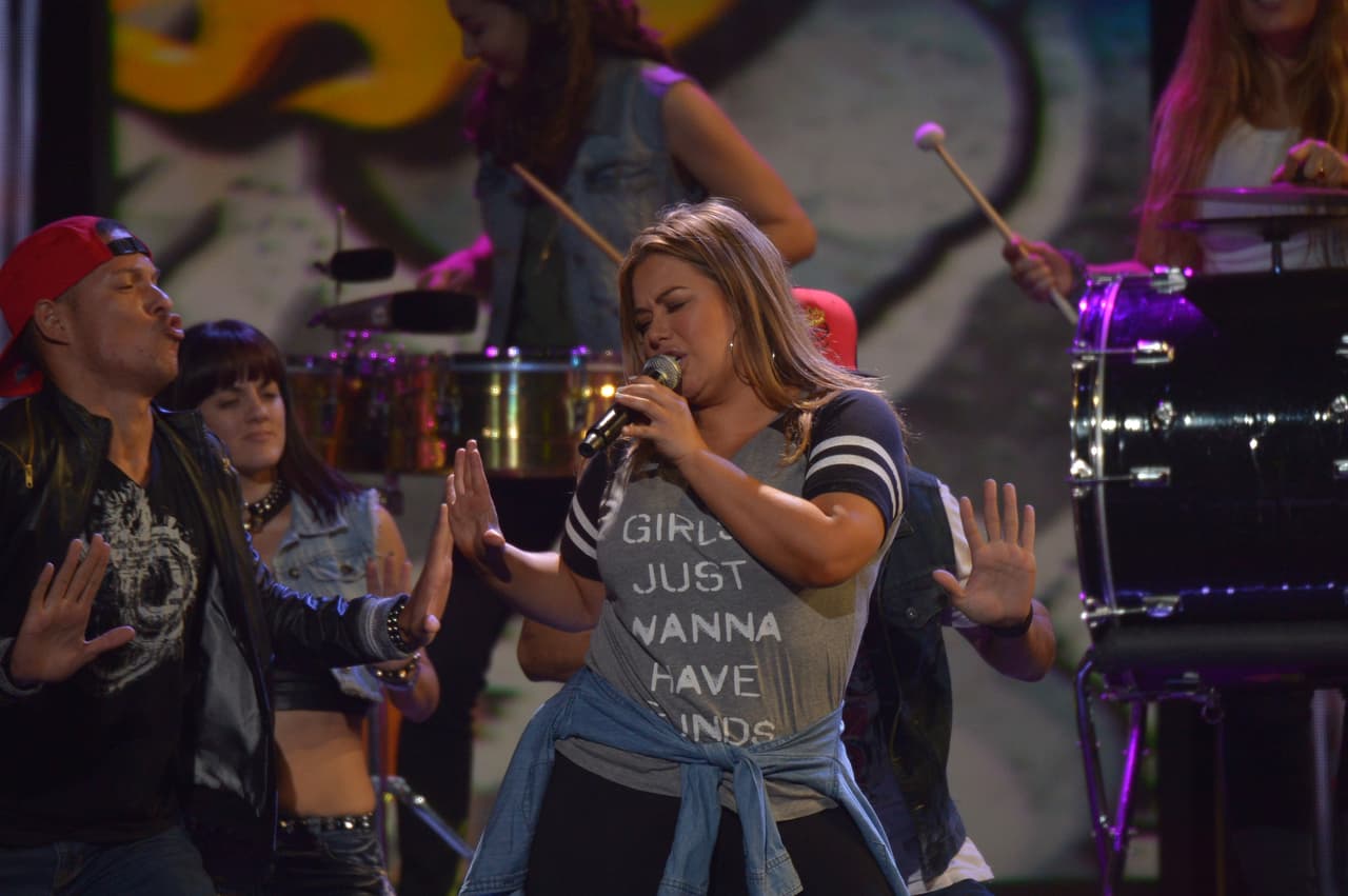 Hasta nos bailó un poquito. No cabe duda que es una cantante bastante completa.