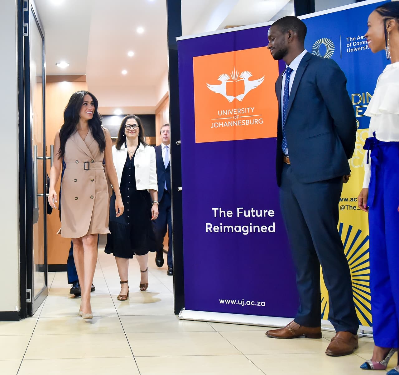 Meghan Markle, de 38 años, participó en una mesa redonda en la que se discutió el 
<b><a href="https://www.univision.com/entretenimiento/realeza/meghan-markle-miente-la-advertencia-de-su-hermanastra-a-la-familia-real-britanica">acceso a la educación superior</a></b> y ahí recibió un especial elogio por parte del ingeniero 
<b>Tshilidzi Marwala</b>, vicecanciller de la universidad.