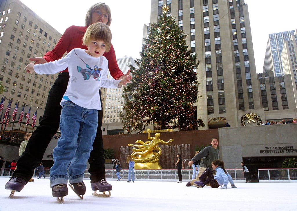 Los patinadores también pueden comprar una membresía para tener acceso a la pista y patinaje ilimitado durante toda la temporada. Una membresía de temporada cuesta $500, y si necesitas alquilar patines, cuesta $550. Tener acceso a un casillero como miembro te costará $600.