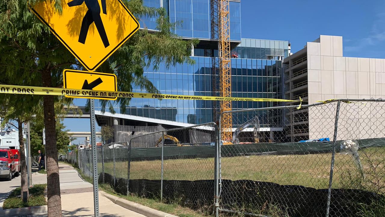 El servicio médico forense del condado Harris se quedó en la escena hasta que recuperaron los tres cuerpos de los trabajadores.