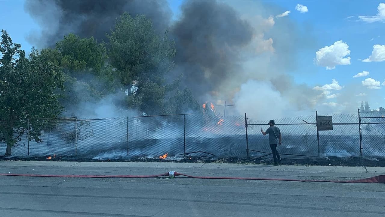Para crear una 
<a href="https://www.univision.com/local/sacramento-kuvs/distrito-metropolitano-sacramento-entrenamiento-temporada-incendios" target="_blank">zona de seguridad en casa</a> durante esta temporada de incendios es necesario cortar toda la vegetación (árboles, plantas, arbustos y macetas) en un radio de 0 a 5 pies desde los límites de la vivienda.
<br>
<br>En los próximos 5 a 30 pies se pueden tener algunos árboles o plantas, pero no muchas.
<br>
<br>En los siguientes 30 a 100 pies se puede tener algo de vegetación.