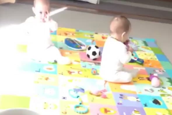 Ambos aparecen jugando frente a su famosa mamá.