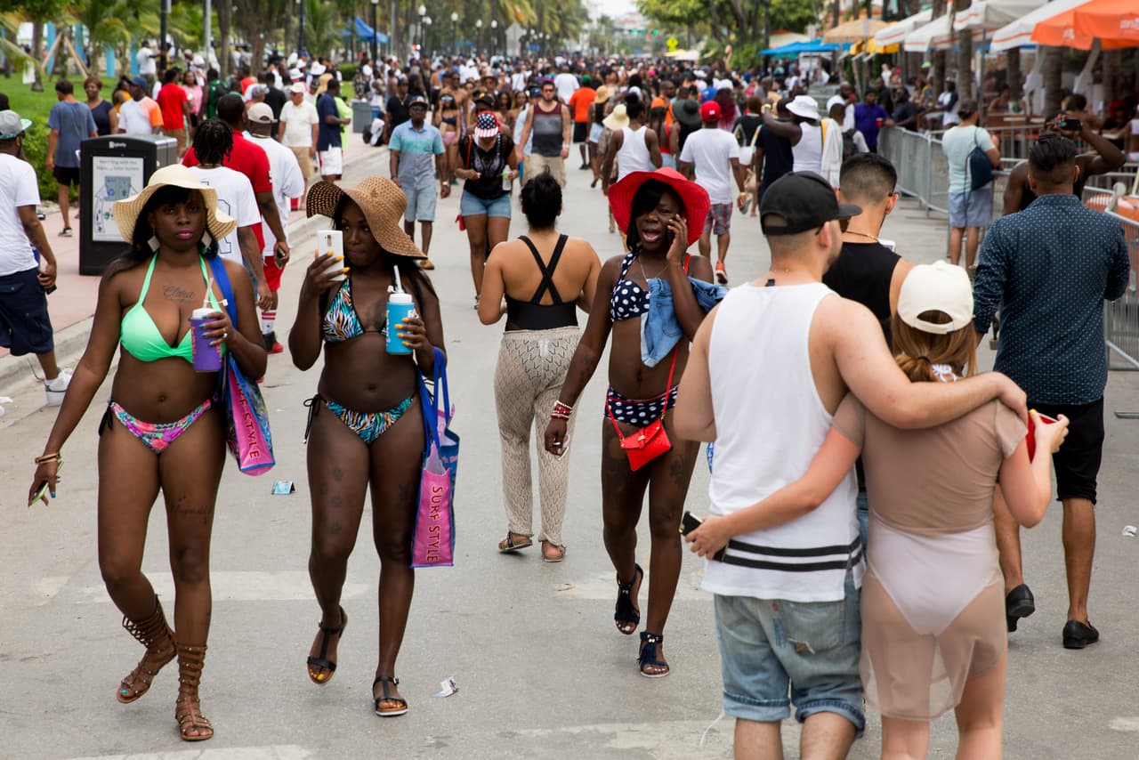 El bikini deja de ser una prenda exclusiva de la playa y se convierte en una apuesta urbana y cotidiana.