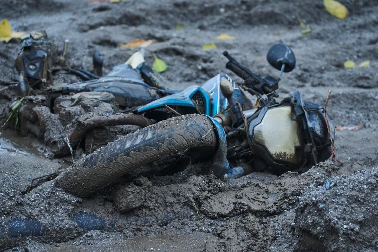 Una motocicleta yace tras las inundaciones repentinas en Devighat, Nepal.