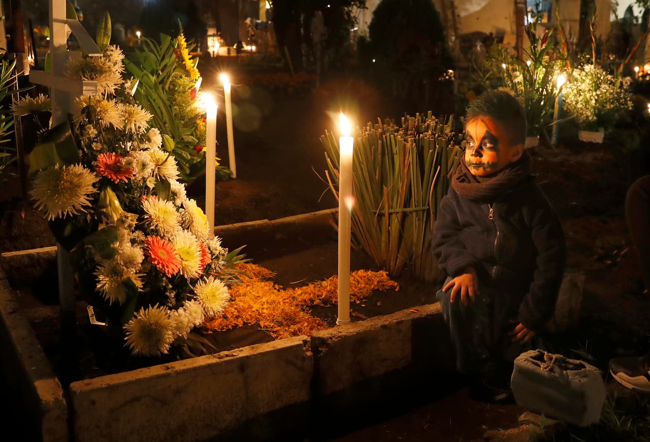 Esta celebración se basa en una concepción de la muerte como parte natural de la experiencia humana y del ciclo de la vida. Para los mexicanos las personas fallecidas continúan existiendo como lo hicieron en sus vidas y vuelven a visitar a los vivos cada año por estas fechas.