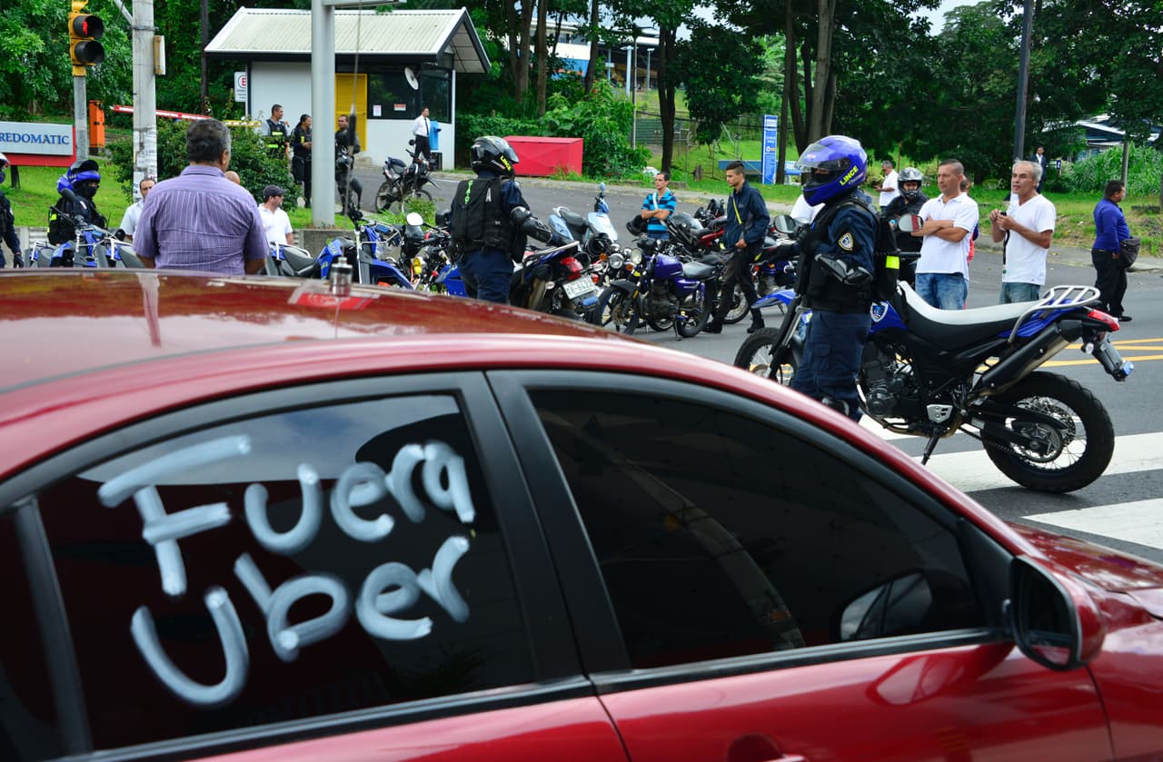 Manifestación de conductores contra Uber en San José, Costa Rica.