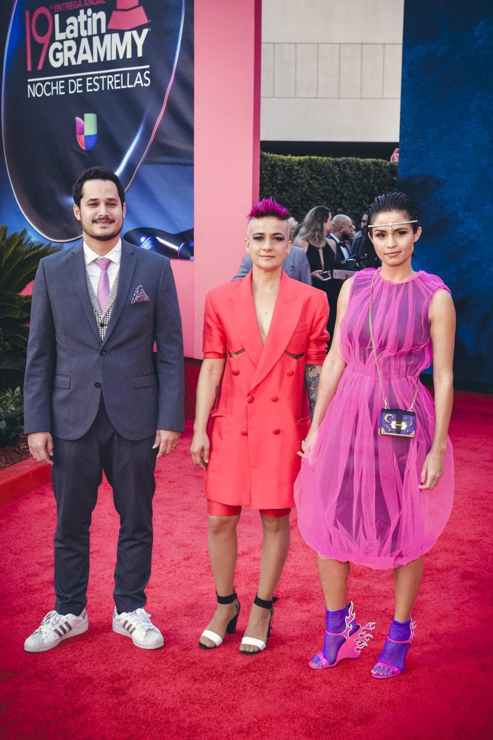 Nanda Costa optó por lucir el mismo modelo de sandalias llamativas que Kendall Jenner en la pasada entrega de los premios Latin GRAMMY, pero escogió otro color.