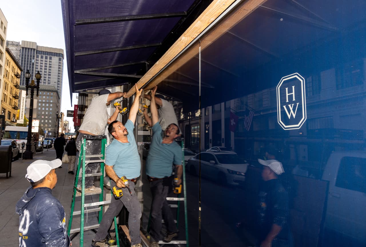 Los titulares de las Fiscalías locales les advirtieron a los delincuentes y al crimen organizado que cualquier persona arrestada robando “será procesado judicialmente, sentenciado y enviado a la cárcel”. En la imagen, trabajadores colocan protecciones en las fachadas de una joyería de San Francisco.