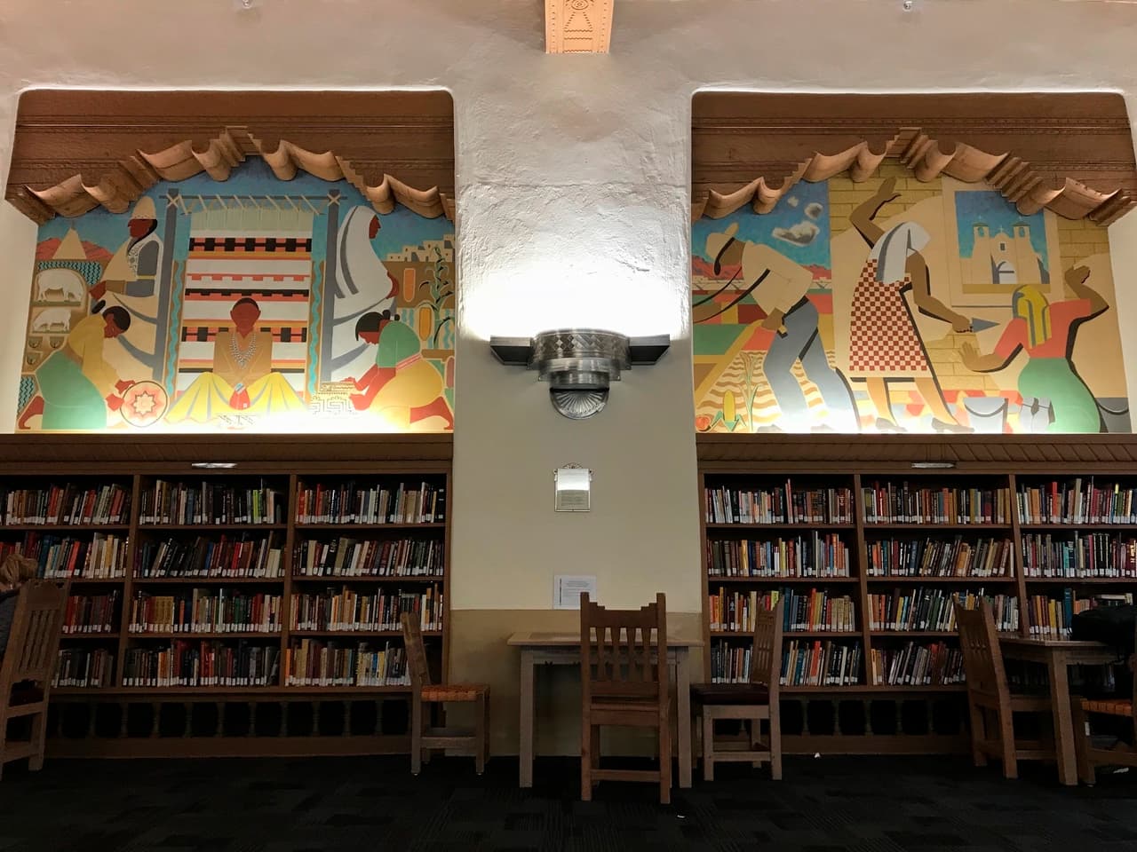 En el puesto número 6 se encuentra Santa Fe, Nuevo México. Establecimientos de libros por cada 100 mil residentes: 40: "Ya sea que esté interesado en Santa Fe por su arte, su ciencia, su vida de retiro o incluso su diversión invernal (a solo dos horas de cuatro estaciones de esquí), tiene innumerables lugares para tomarse un buen rato reservar y disfrutar".