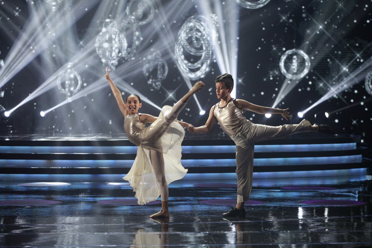Sara y Yamil se enfrentaron en un duelo contra Regina y Paulo, que bailaron la canción 'Guayando'.