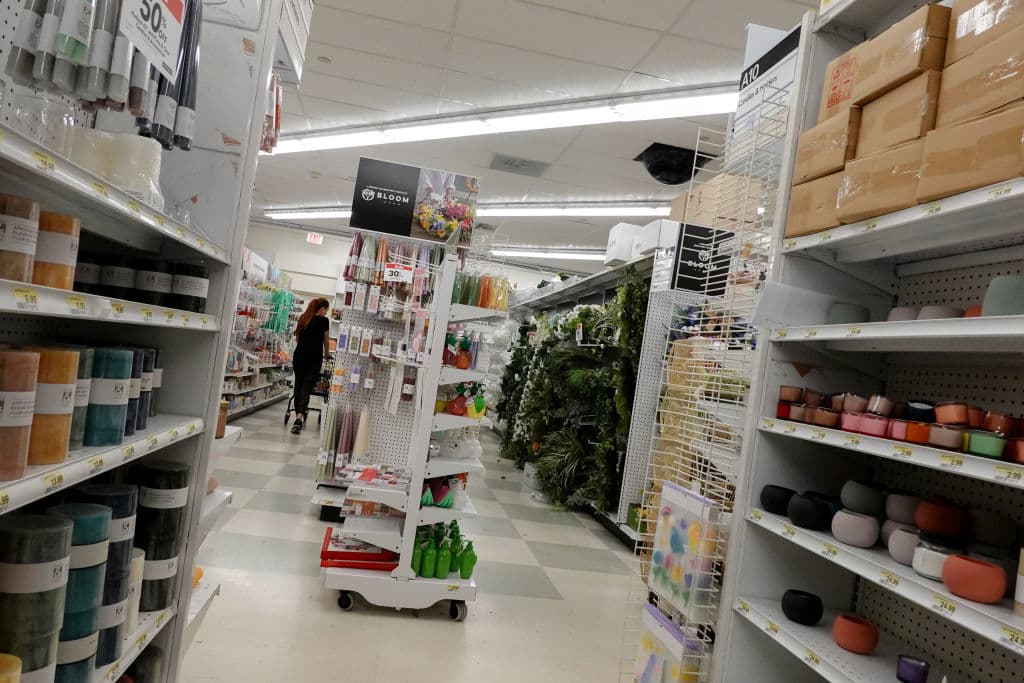 Durante décadas, creció con adquisiciones clave, como Cloth World en 1994 y House of Fabrics en 1998.