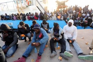 Inmigrantes indocumentados que habían zarpado de Libia interceptados por guardacostas italianos en el Mediterráneo.