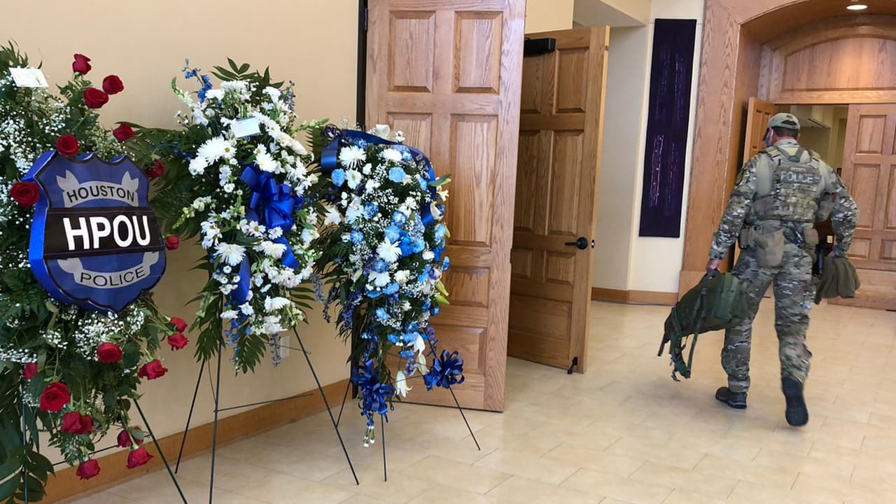 Leal trabajó en la división de patrulla noreste y en la división de cárcel en Houston.